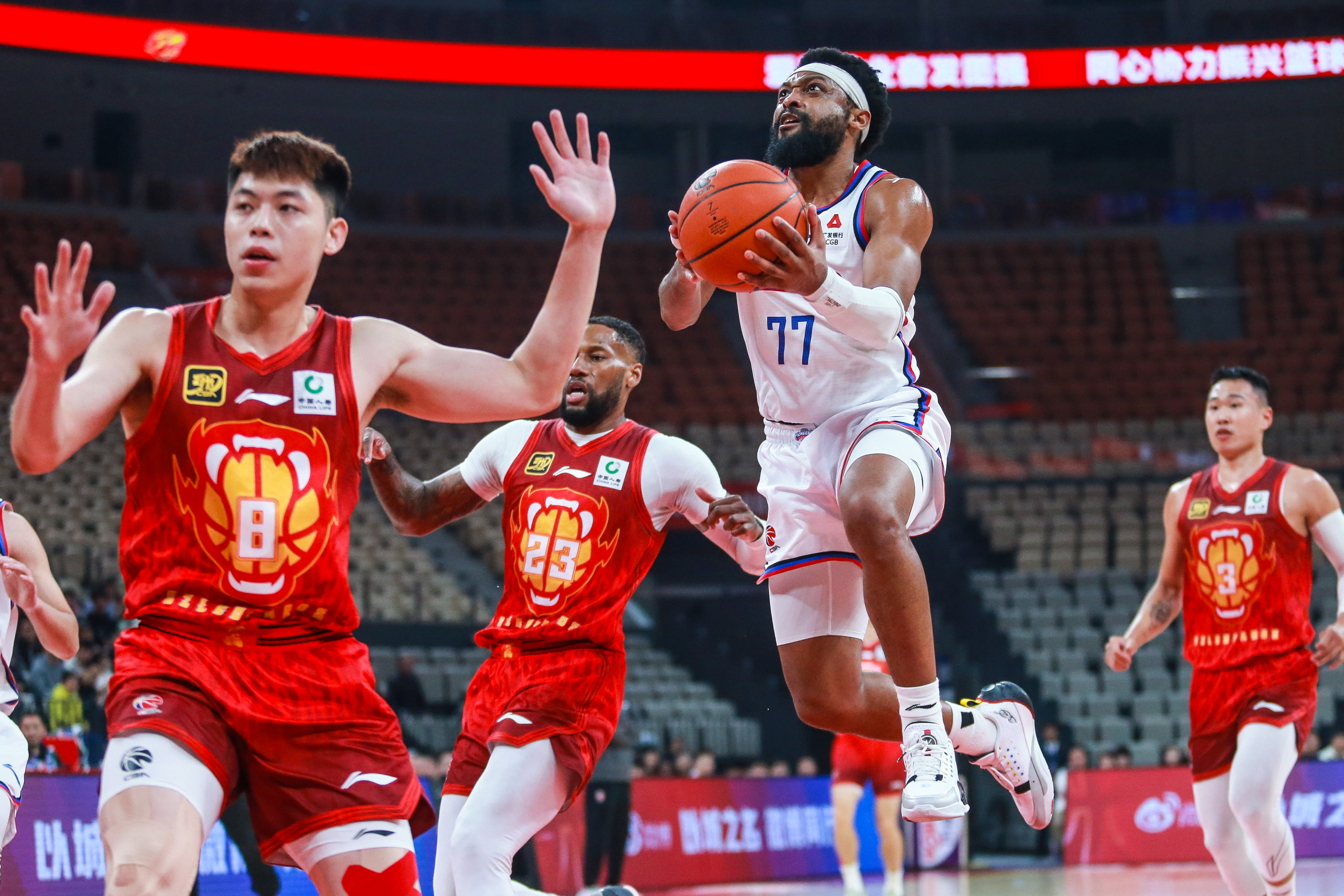 爱游戏下载-包含转会期CBA季后赛焦点战，拉齐奥队长鼓劲，态度坚定，阵容厚度经受考验的词条